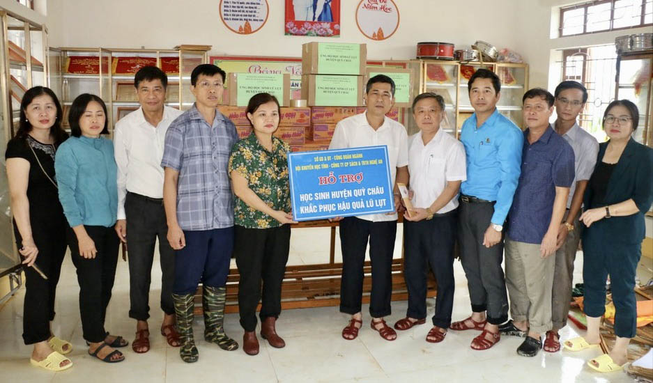 Đoàn công tác ngành giáo dục Nghệ An trao hỗ trợ cho cơ sở giáo dục tại huyện Quỳ Châu bị thiệt hại do mưa lũ. Ảnh: Quỳnh Trang