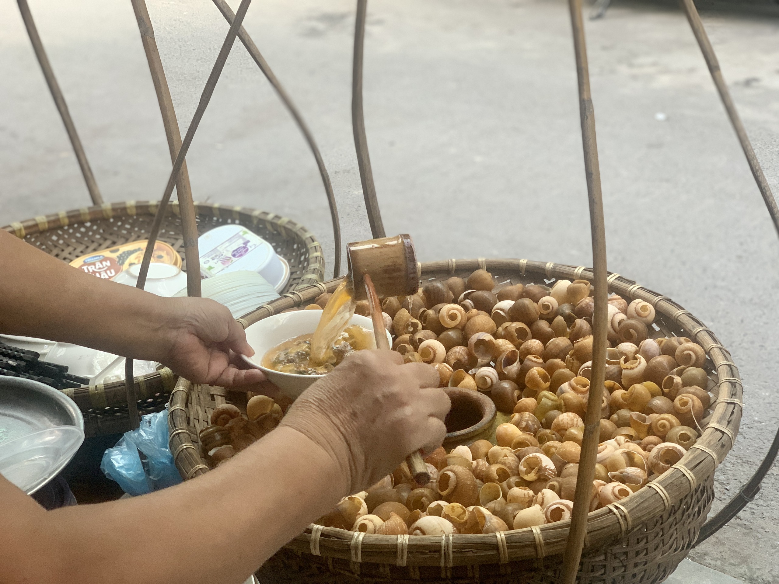 Có nơi sẽ pha thêm màu điều vào nước ốc để trông hấp dẫn hơn. Ảnh: Nhật Minh