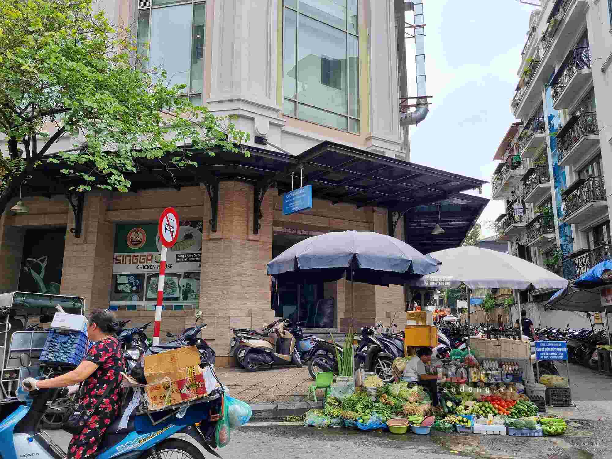 Xung quanh chợ Hàng Da là hàng loạt chợ truyền thống, chợ tạm, “chợ cóc” bày bán đủ loại mặt hàng nên càng khiến chợ Hàng Da thưa khách.
