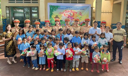 Cán bộ chiến sĩ CSGT Gia Lai tặng quà cho các em nhỏ dịp Trung thu. Ảnh: Cục CSGT