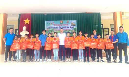 Lãnh đạo Liên đoàn Lao động huyện Tân Yên, Ban Giám hiệu Trường THCS Liên Sơn trao quà cho các cháu học sinh. Ảnh: LĐLĐ huyện Tân Yên
