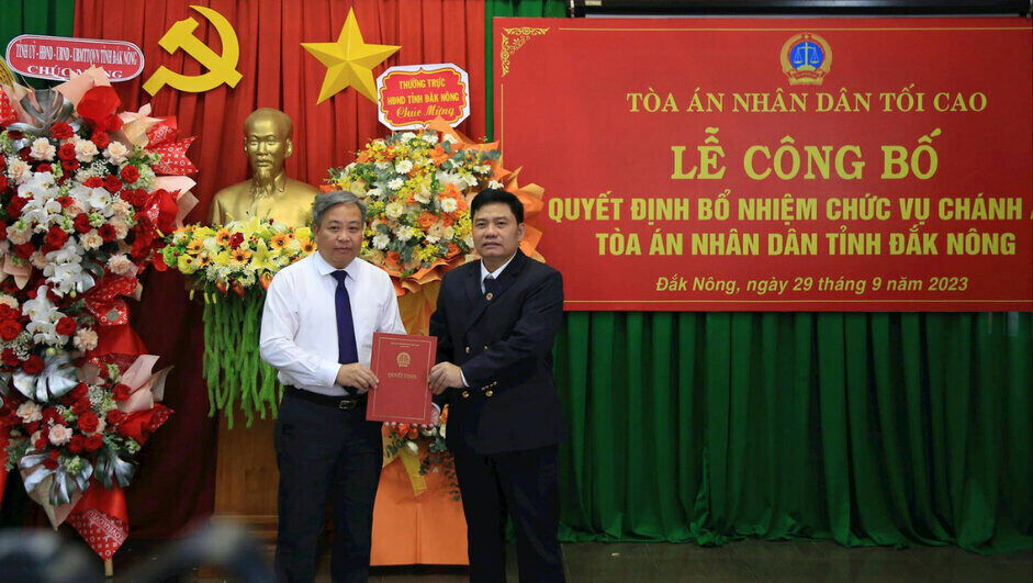 Trao quyết định tân Chánh án Tòa án Nhân dân tỉnh Đắk Nông. Ảnh: Phan Tuấn