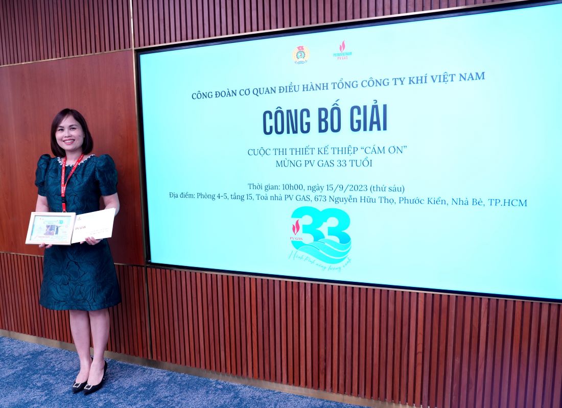 Chị Trần Lê Na nhận giải Đặc biệt của Cuộc thi Thiết kế thiệp Cảm ơn của Công đoàn CQĐH PV GAS. Ảnh: Hồ Cầm
