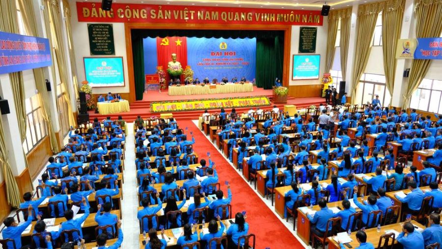 Đại biểu biểu quyết tại Đại hội Công đoàn tỉnh An Giang. Ảnh: Phong Linh 