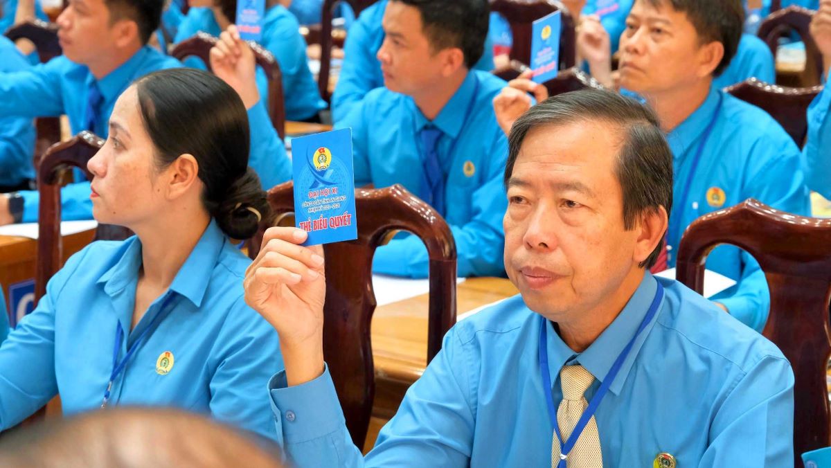 Đại biểu thông qua nghị quyết Đại hội Công đoàn tỉnh An Giang. Ảnh: Phong Linh