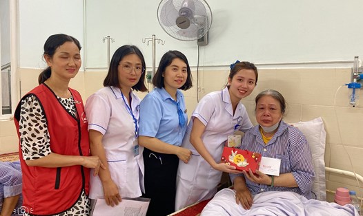 Bà N.T.T (bệnh nhân Trung tâm Ung Bướu Bệnh viện Việt Tiệp) xúc động nhận quà Trung thu từ nhóm Sống Sẻ Chia và Phòng Công tác xã hội Bệnh viện. Ảnh: Sống Sẻ Chia