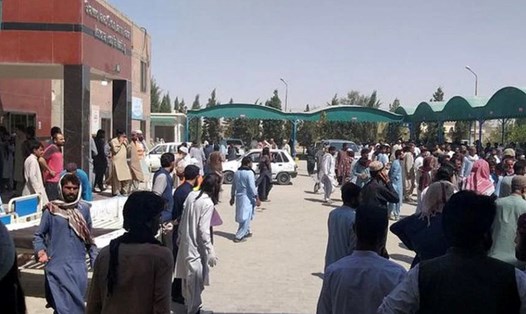 Người dân bên ngoài bệnh viện Mastung sau khi một vụ đánh bom tự sát xảy ra ở tỉnh Balochistan, Pakistan ngày 29.9. Ảnh: Bệnh viện Mastung 