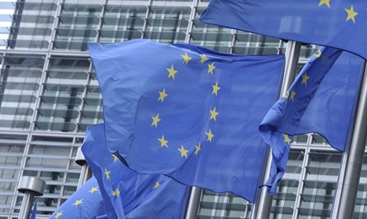 Cờ EU trước trụ sở của liên minh ở Brussels, Bỉ. Ảnh: Xinhua