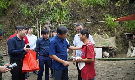 Thứ trưởng Bộ Nông nghiệp và Phát triển nông thôn, lãnh đạo UBND tỉnh Sơn La và huyện Phù Yên thăm hỏi, chia buồn với gia đình nạn nhân bị mưa lũ cuốn trôi. Ảnh: Khải Hoàn