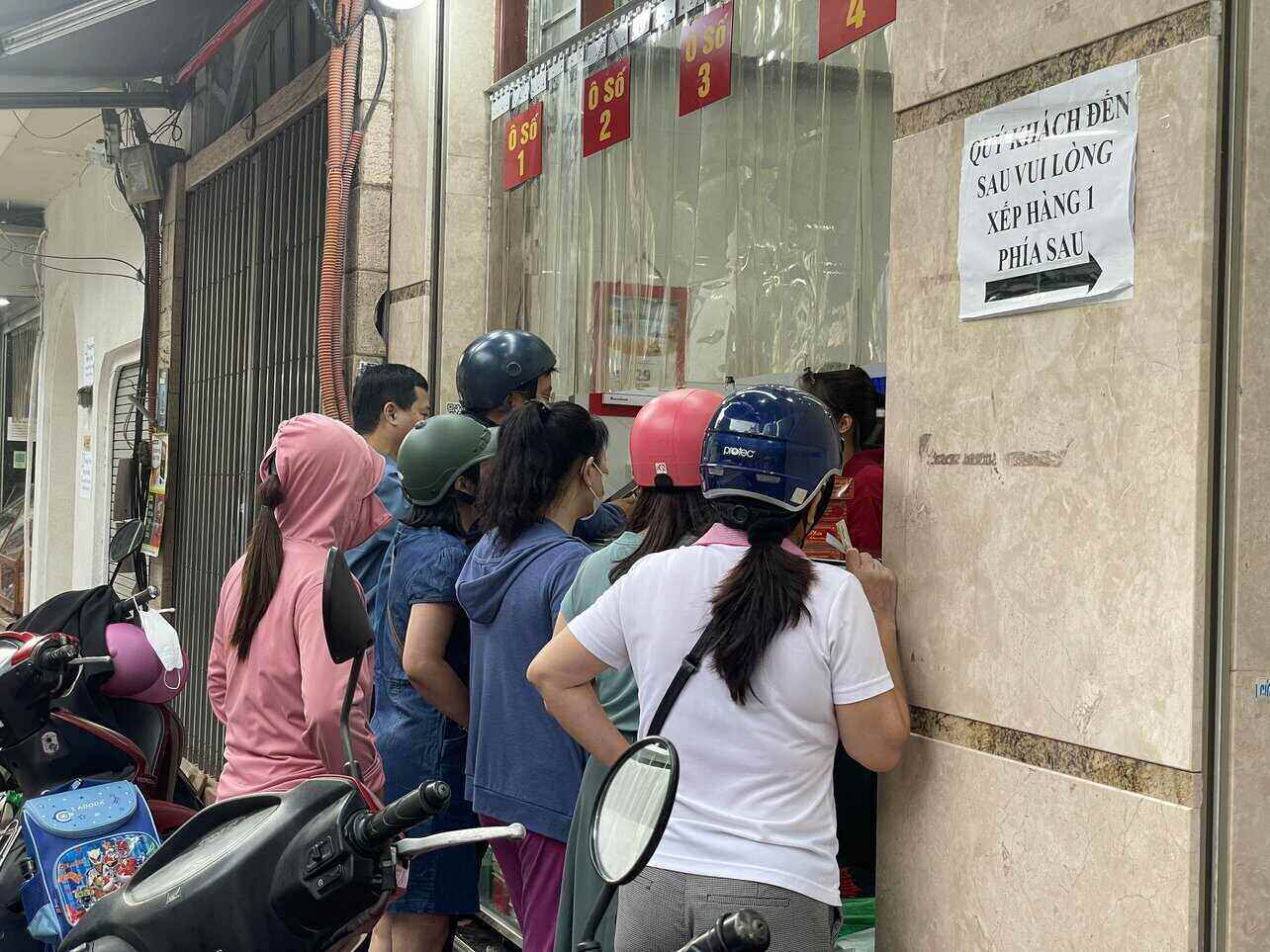 Các thương hiệu bánh trung thu truyền thống nổi tiếng vẫn tấp nập người mua. Ảnh: Khánh Linh