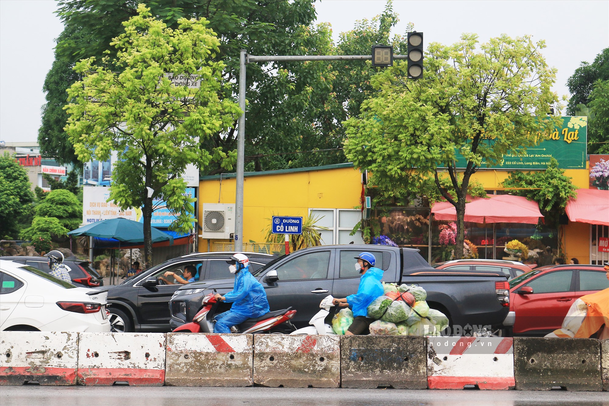 Phương tiện lưu thông trên đường Cổ Linh về hướng nút giao Cổ Linh - Thạch Bàn. Ảnh: Khánh An