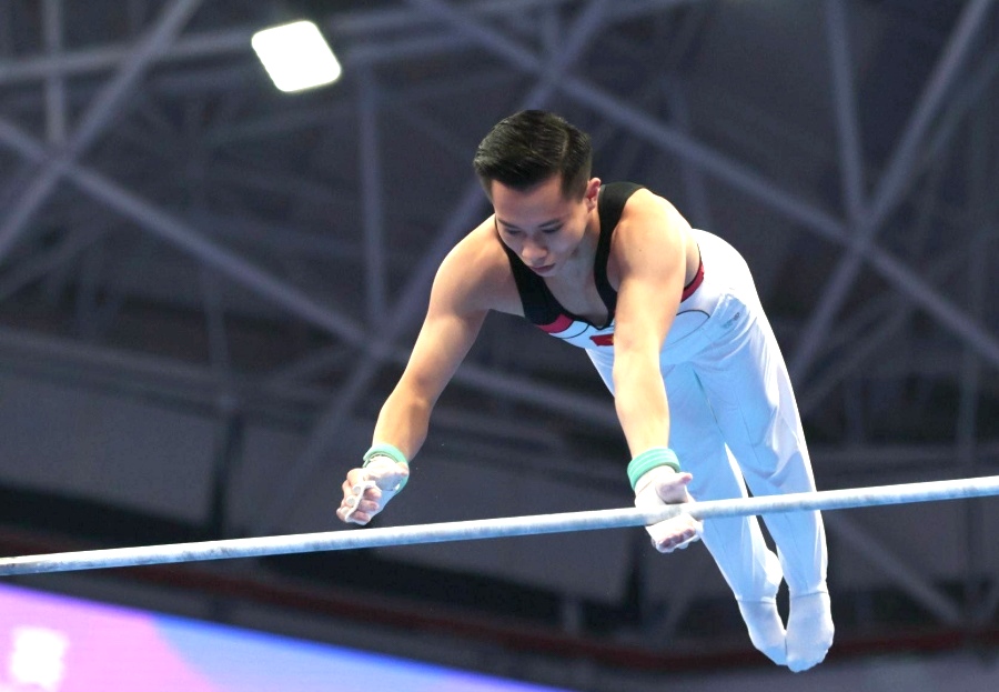 Vận động viên Lê Thanh Tùng thi đấu nội dung xà đơn tại ASIAD 19. Ảnh: Bùi Lượng 