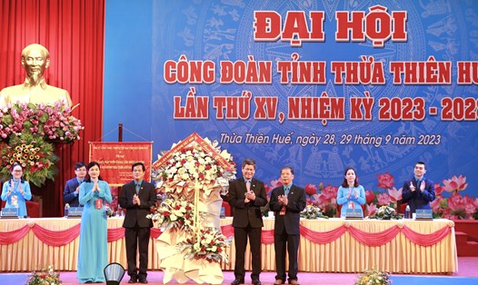 Phó Chủ tịch Tổng LĐLĐVN Huỳnh Thanh Xuân tặng lẵng hoa chào mừng Đại hội Công đoàn tỉnh Thừa Thiên - Huế lần thứ XV. Ảnh: Hưng Thơ