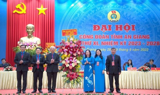 Phó Chủ tịch Tổng LĐLĐVN Thái Thu Xương tặng hoa cho Đại hội Công đoàn tỉnh An Giang. Ảnh: Phong Linh