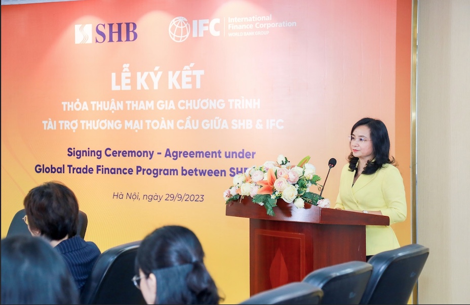 Tổng Giám đốc Ngô Thu Hà chia sẻ SHB sẽ tiếp tục nâng cao hơn nữa năng lực cho vay doanh nghiệp vừa và nhỏ, doanh nghiệp nữ chủ và phát triển các dự án xanh ở Việt Nam. Ảnh: SHB