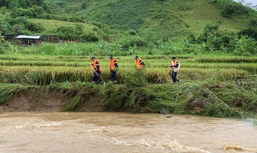 Lực lượng chức năng chia từng nhóm đi dọc sông suối tìm kiếm thi thể nạn nhân bị lũ cuốn do sạt lở. Ảnh: CACC