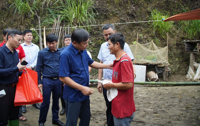 Thứ trưởng Bộ Nông nghiệp và PTNT và lãnh đạo UBND tỉnh Sơn La thăm hỏi, chia buồn với gia đình nạn nhân bị lũ cuốn trôi. Ảnh: Khải Hoàn