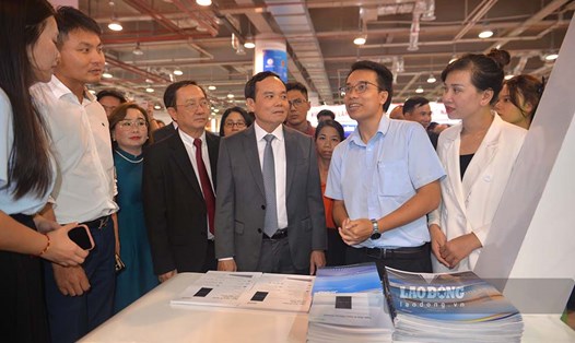 Phó Thủ tướng Chính phủ Trần Quang Lưu (ở giữa, đứng thứ 3 từ phải qua trái) tham dự sự kiện. Ảnh: Đoàn Hưng