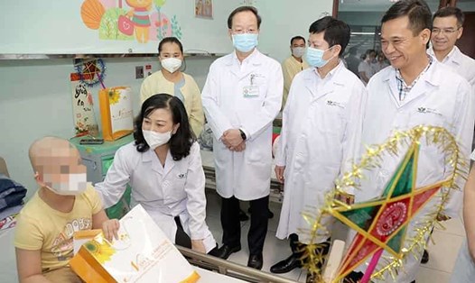 Bộ trưởng Đào Hồng Lan tặng quà cho các em nhỏ tại Bệnh viện Nhi Trung ương nhân dịp Tết Trung thu. Ảnh: Bộ Y tế.