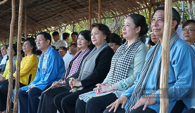 Lãnh đạo Đảng, Nhà nước dự khai mạc Festival áo bà ba tại Hậu Giang. Ảnh: Phương Anh