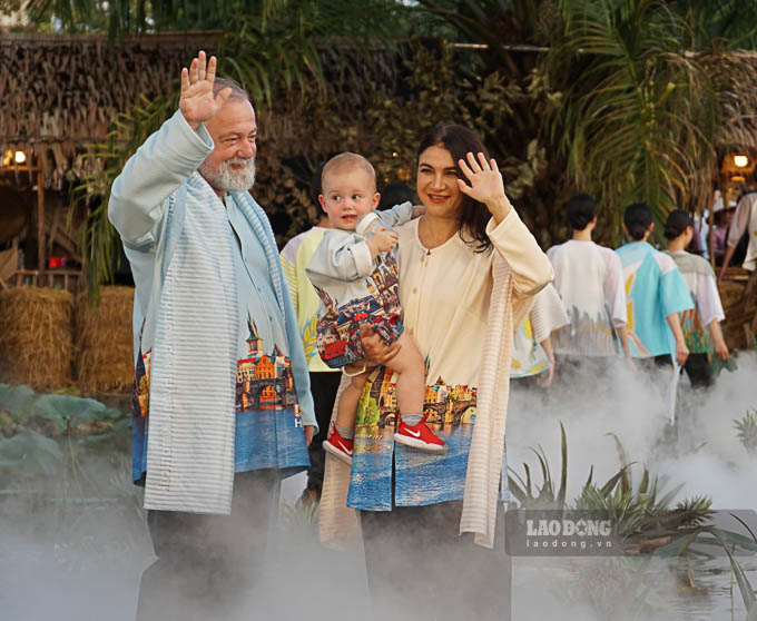 Các Ngài Đại sứ đặc mệnh toàn quyền, Tổng lãnh sự các nước tại Việt Nam, nhà thiết kế nước ngoài tham dự trình diễn áo bà ba. Ảnh: Phương Anh
