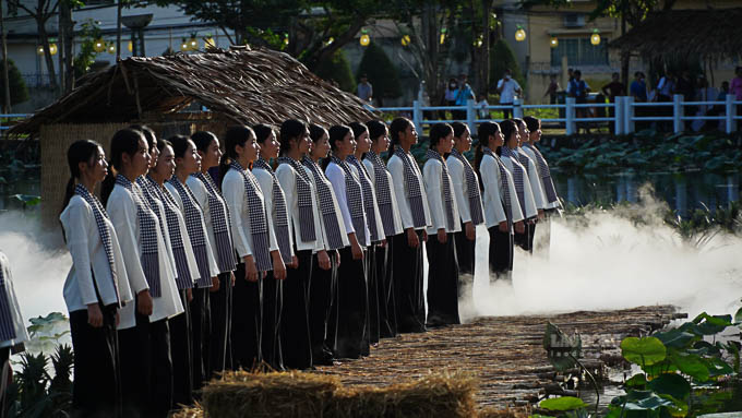 Trình diễn áo bà ba tại Lễ khai mạc Festival áo bà ba - Hậu Giang. Ảnh: Tạ Quang