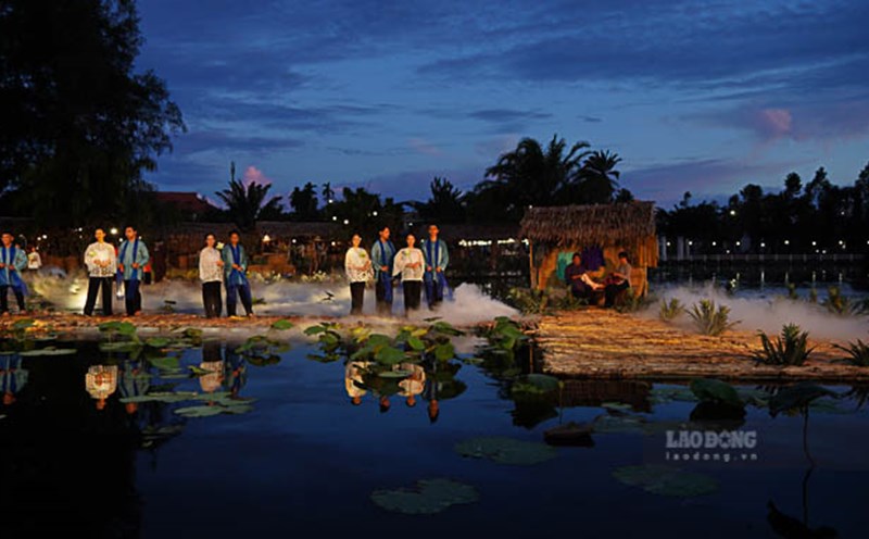 Những chiếc áo bà ba được trình diễn tại Lễ hội Festival áo bà ba - Hậu Giang. Ảnh: Tạ Quang