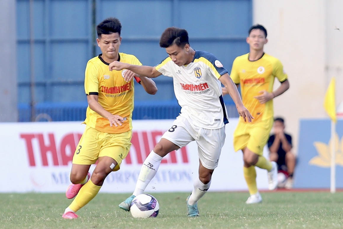 Sau những phút đấu tiên chơi chậm, khai thác điểm yếu của đối thủ. Cả U21 Hà Nội và U21 Sông Lam Nghệ An đều bắt đầu dâng cao tấn công từ phút 15, hòng tìm kiếm bàn thắng khai thông thế bế tắc.