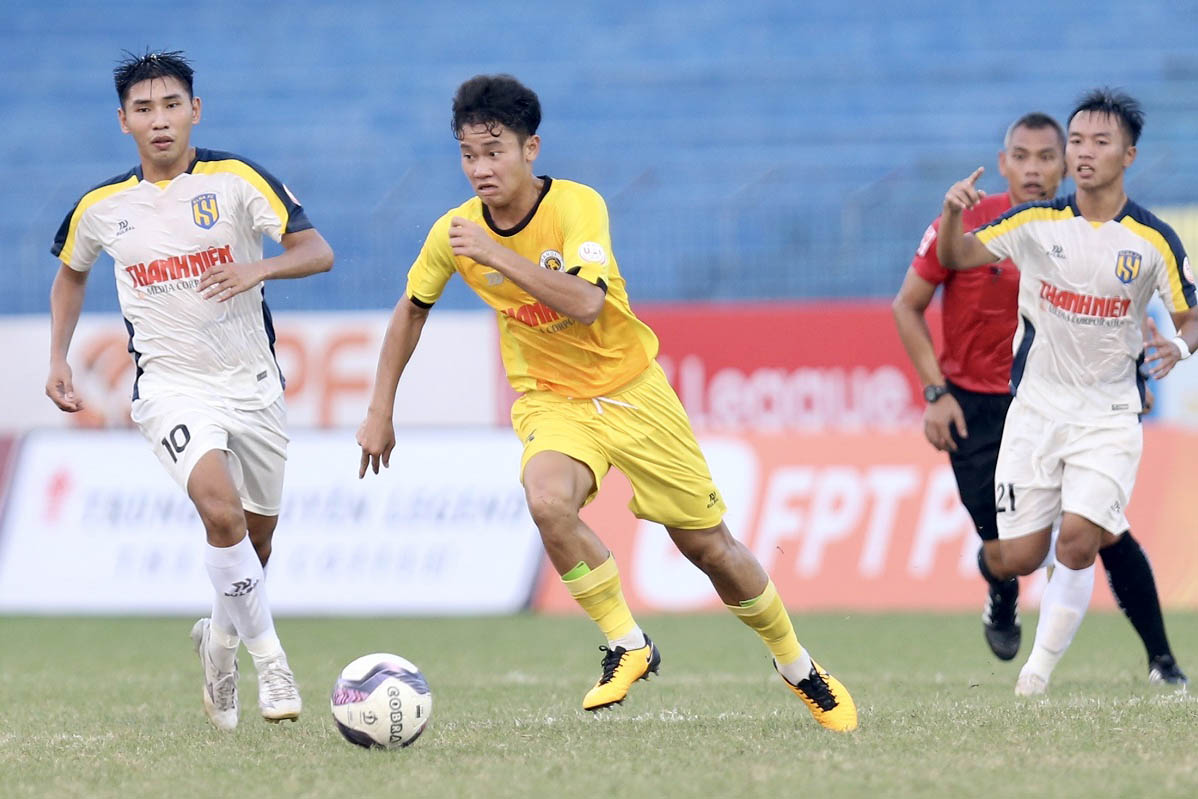 Ở 45 phút đầu tiên, U21 Sông Lam Nghệ An gần như không có tình huống hãm thành nào quá nguy hiểm. Trong khi đó, U21 Hà Nội đã có 2 lần ăn mừng hụt trong sự tiếc nuối của các khán giả trên sân.