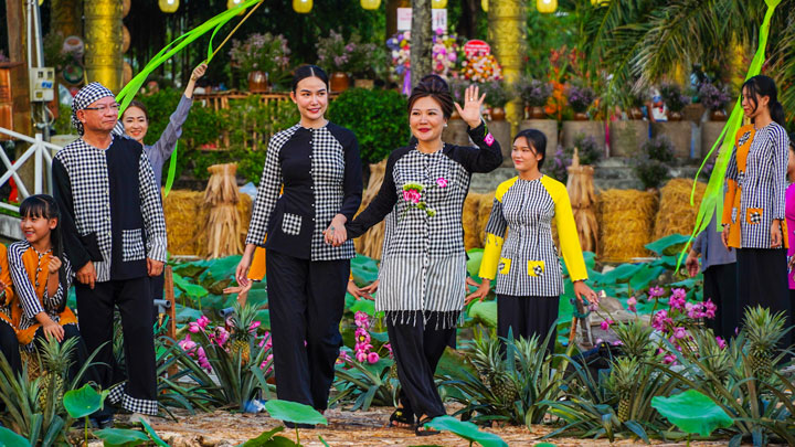 Các người mẫu trình diễn trang phục là các người mẫu, người dân và 100 em học sinh trên địa bàn tỉnh Hậu Giang. Đặc biệt là các Ngài Đại sứ đặc mệnh toàn quyền, Tổng lãnh sự các nước tại Việt Nam.