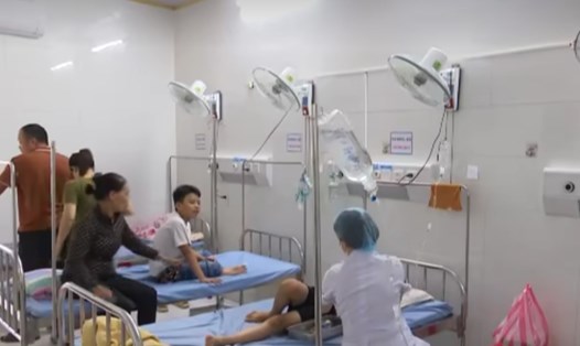 Các em học sinh lớp 4A1, Trường Tiểu học thị trấn Tiền Hải đang điều trị tại Bệnh viện đa khoa huyện Tiền Hải vào chiều ngày 29.9. Ảnh cắt từ clip