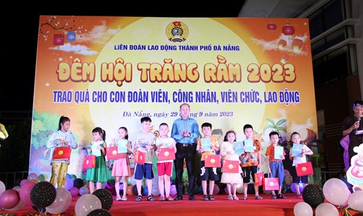 Lãnh đạo LĐLĐ thành phố Đà Nẵng trao các suất quà cho con đoàn viên, CNVCLĐ khó khăn. Ảnh: Văn Trực