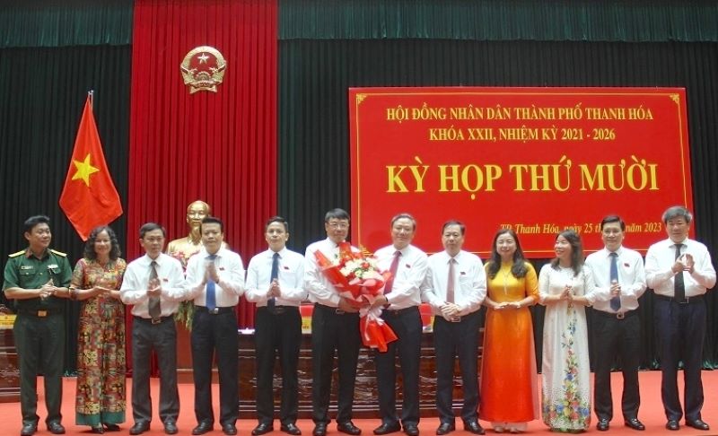 Tặng hoa chúc mừng tân Chủ tịch UBND TP Thanh Hóa. Ảnh: Quách Du