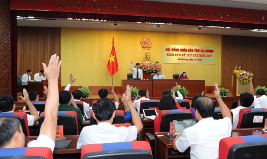 Các đại biểu biểu quyết thông qua Nghị quyết của Kỳ họp. Ảnh: Cổng TTĐT tỉnh Hải Dương