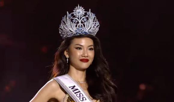 Bùi Quỳnh Hoa đội vương miện lệch, bị chê bai nhan sắc khi đăng quang. Ảnh: Chụp màn hình