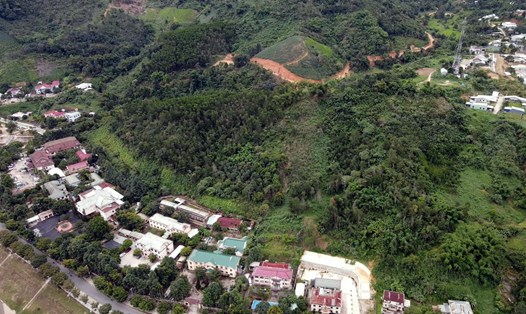 Khu vực đồi núi nhiều lần sạt lở, đe dọa Trung tâm hành chính huyện Nam Trà My, Quảng Nam và khu dân cư phía dưới. Ảnh: Hoàng Bin