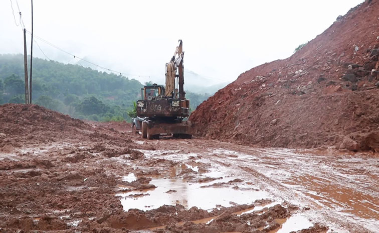 Cơ quan chức năng Thanh Hóa huy động lực lượng, phương tiện tiến hành khắc phục sạt lở đất trên tuyến quốc lộ 15A (đoạn qua địa bàn huyện Quan Hóa, tỉnh Thanh Hóa). Ảnh: MINH HOÀNG