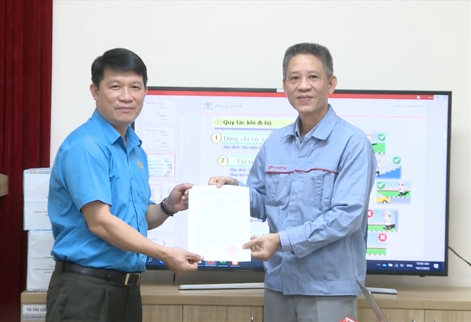 Ông Mai Mạnh Dũng - Chủ tịch Công đoàn VEAM thưởng nóng 125.000.000 đồng cho Công đoàn Công ty Toyota Việt Nam (bên phải) do đã có nhiều sáng kiến, sáng tạo. Ảnh: Hà Anh