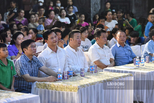 Ông Vương Quốc Tuấn (hàng đầu, thứ 3 từ trái qua), Uỷ viên Dự khuyết Trung ương Đảng, Phó chủ tịch thường trực UBND tỉnh Bắc Ninh dự chương trình.