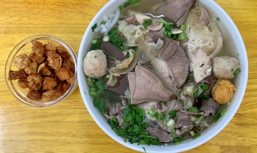 Bát bún bò Huế của quán chị Như. Ảnh: Nhật Minh