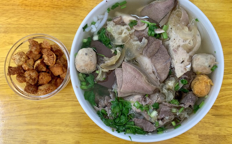 Bát bún bò Huế của quán chị Như. Ảnh: Nhật Minh