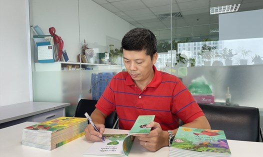 Tác giả Châu An Khôi là một kiến trúc sư và cũng là ông bố của 3 bạn nhỏ. Ảnh: NXB Phụ nữ Việt Nam