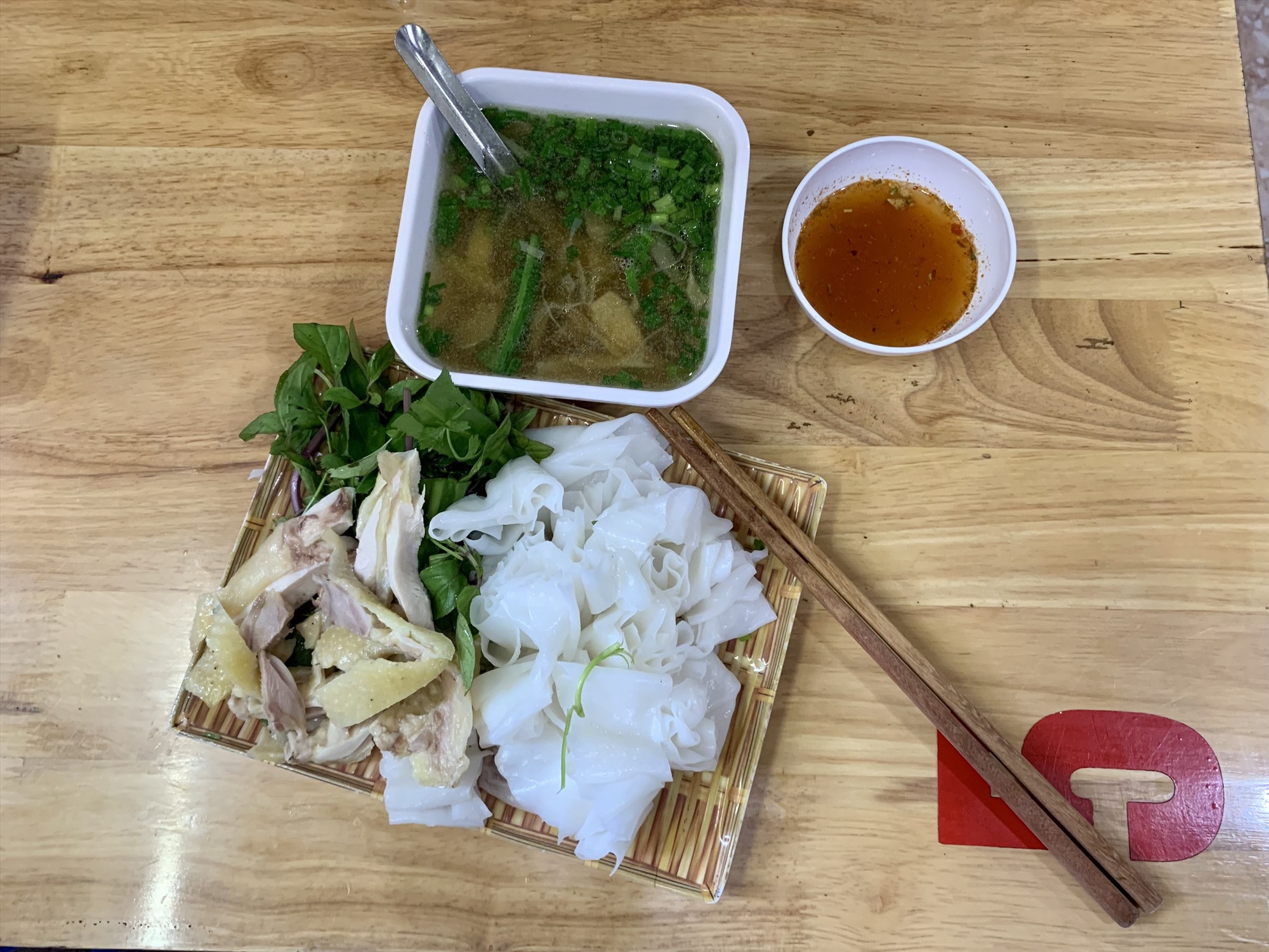 Phở gà chấm độc lạ ở Hà Nội. Ảnh: Nhật Minh