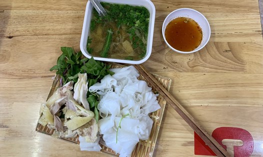 Phở gà chấm độc lạ ở Hà Nội. Ảnh: Nhật Minh