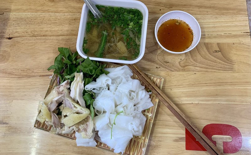 Phở gà chấm độc lạ ở Hà Nội. Ảnh: Nhật Minh