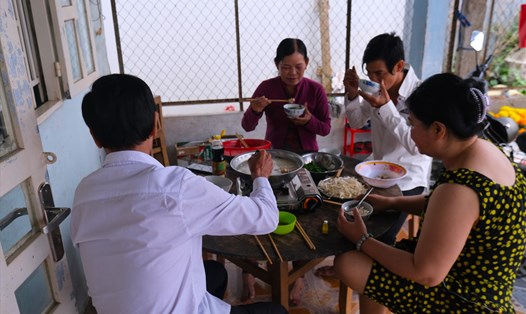 Bữa cơm gia đình ấm cúng của công nhân. Ảnh: Phong Linh