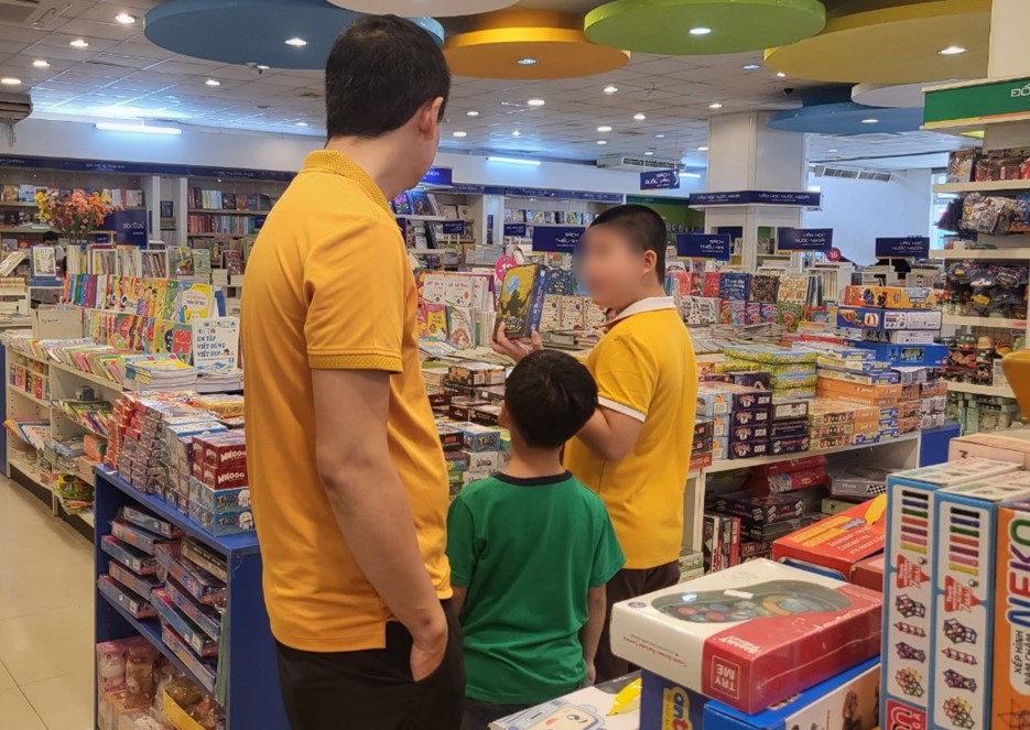 Các công nhân đưa gia đình đi chơi tại siêu thị hoặc nhà sách để tiết kiệm chi phí. Ảnh: Mỹ Ly 