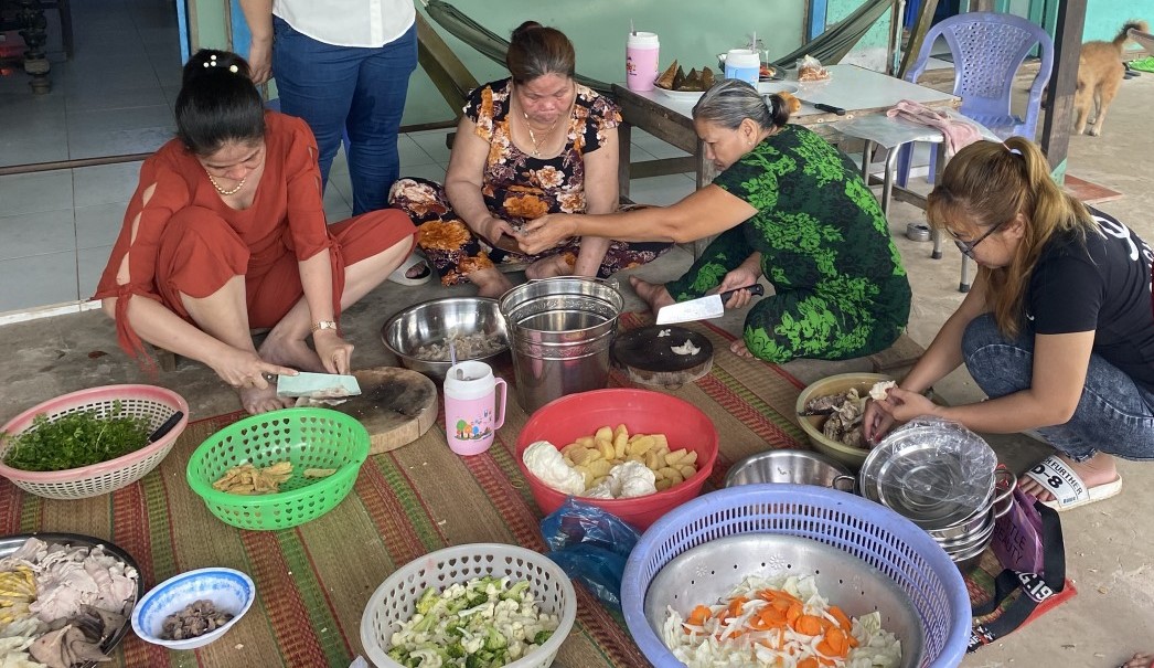 Nhiều công nhân tranh thủ thời gian nghỉ lễ để nấu nướng, ăn uống quây quần cùng gia đình. Ảnh: Mỹ Ly