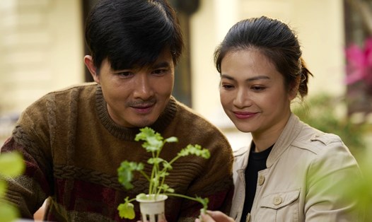 Quang Sự và Kiều Anh vào vai cặp đôi con trưởng trong "Gia đình mình vui bất thình lình". Ảnh: VTV