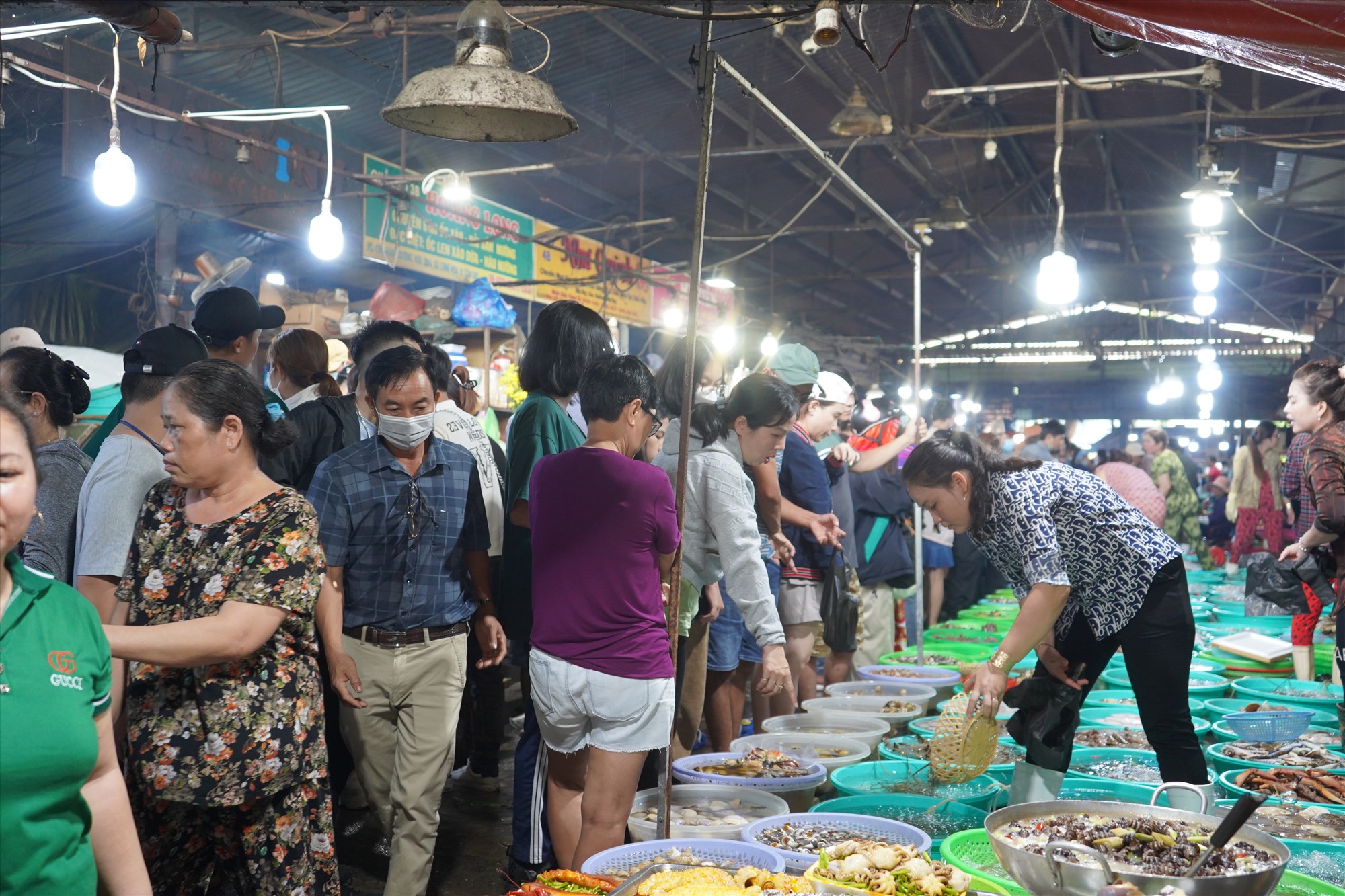 Trong 2 ngày 2 và 3.9, đông đúc người dân và du khách đã đến chợ Hàng Dương để mua hải sản.